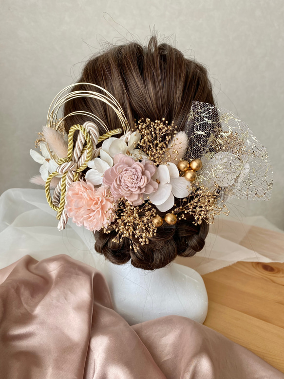 P10 成人式・卒業式・結婚式　ピンクマム×ベージュ髪飾り 2枚目の画像