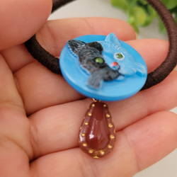 チェコガラスボタンのきょとん顔の猫ちゃんヘアゴム 5枚目の画像