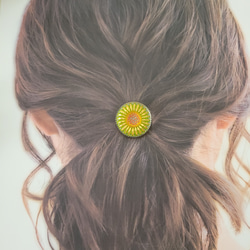 夏のひまわりのチェコガラスボタンのヘアゴム 2枚目の画像