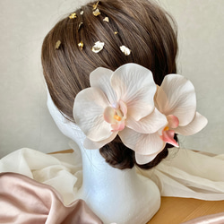 K01 結婚式　成人式　卒業式　ペールピンク胡蝶蘭×箔シート髪飾り 2枚目の画像