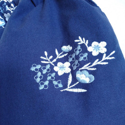 リンググラニーバッグ♪北欧花柄刺繍　ネイビー　コロンと可愛い角丸三角 10枚目の画像