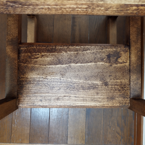 ステップチェア：角材の框構造を採用し軽量ですので持ち運びが容易な