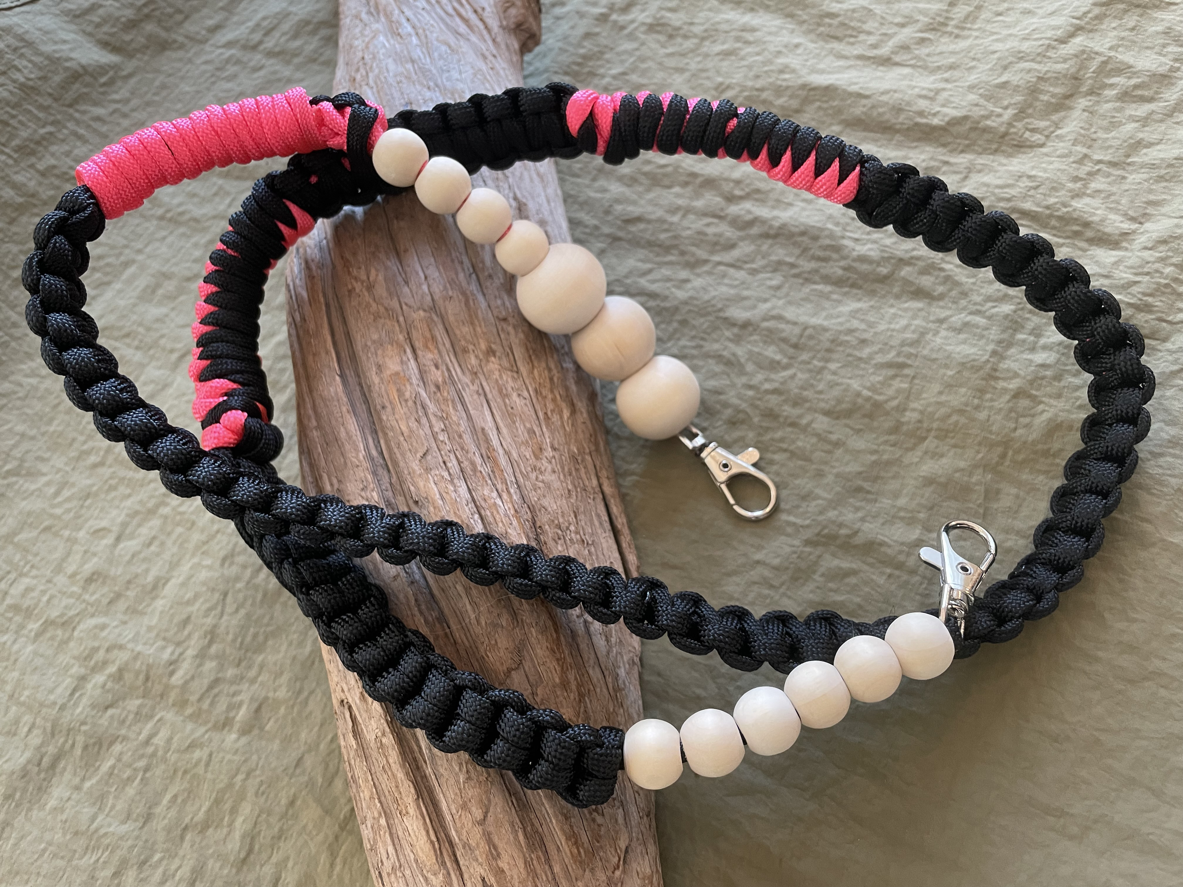Wood ballとパラコードのストラップ　BLACK×neonpink