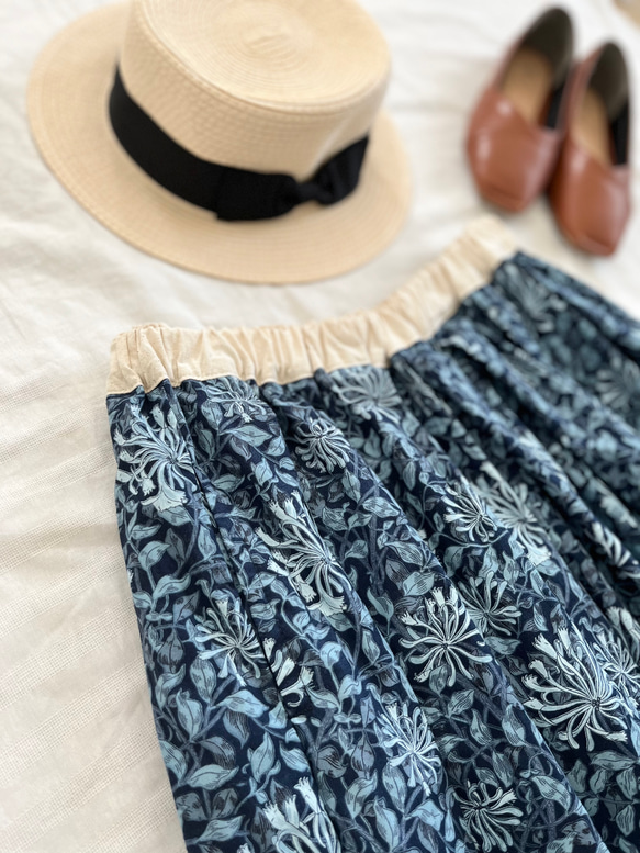 ゴムタックスカート　ウイリアムモリスバニーサックルネイビー 1枚目の画像