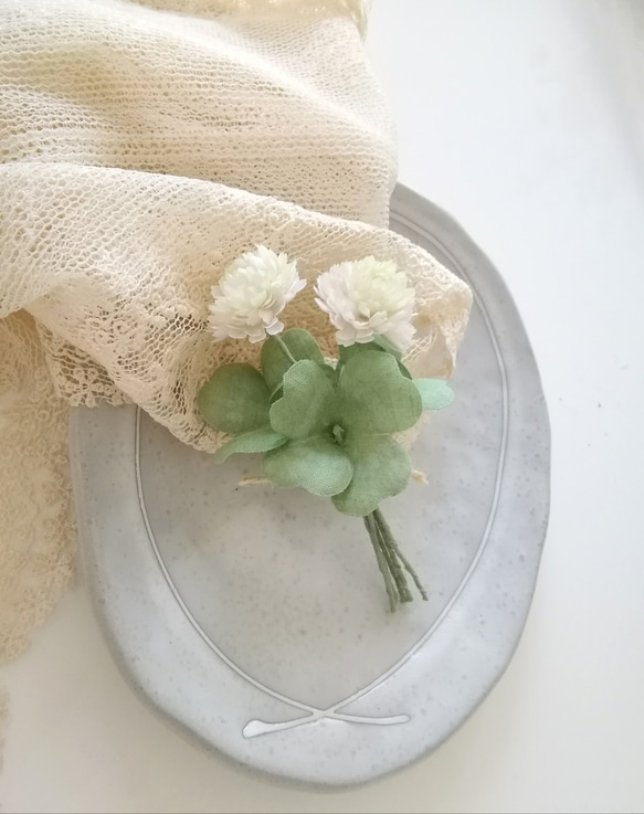 染め布花☆四つ葉のクローバーとしろつめくさの可愛いコサージュ 3枚目の画像