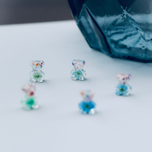 青と緑のお花のクマのボディピアス。つけっぱなしOK✨（ピアス