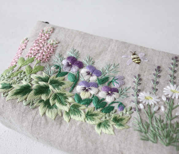 お花の寄植え刺繍ポーチ＃1（20ｃｍファスナー） 3枚目の画像