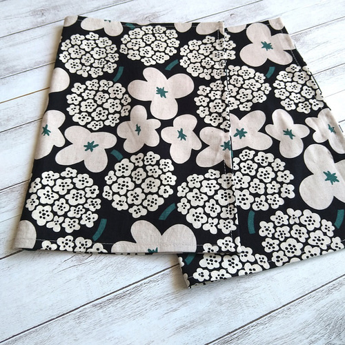 ランチョンマット2枚♪花柄 凛とした配色モノトーン×グリーン