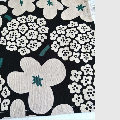 ランチョンマット2枚♪花柄 凛とした配色モノトーン×グリーン