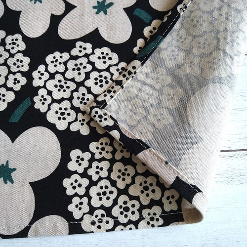 ランチョンマット2枚♪花柄 凛とした配色モノトーン×グリーン