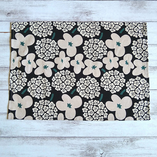 ランチョンマット2枚♪花柄 凛とした配色モノトーン×グリーン