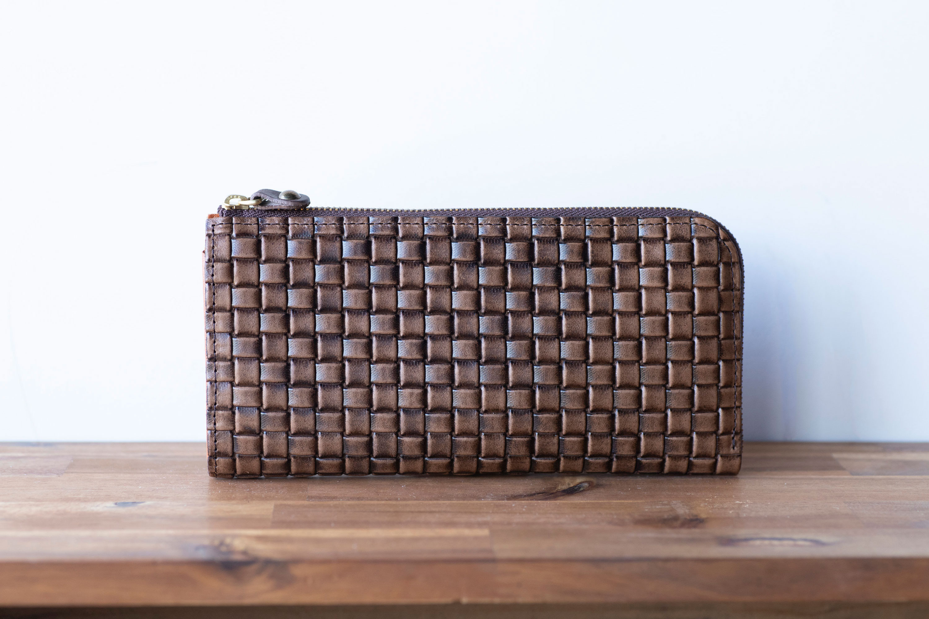 エンボスメッシュレザー　薄い　L字ファスナー長財布　編み込み  チョコ　ロングウォレット　キャッシュレス　aw-05em