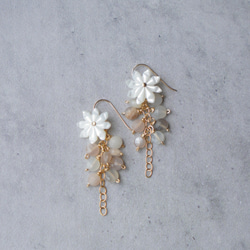 14kgf】マザーオブパールのピカケピアス＊白い花が揺れる ハワイアン