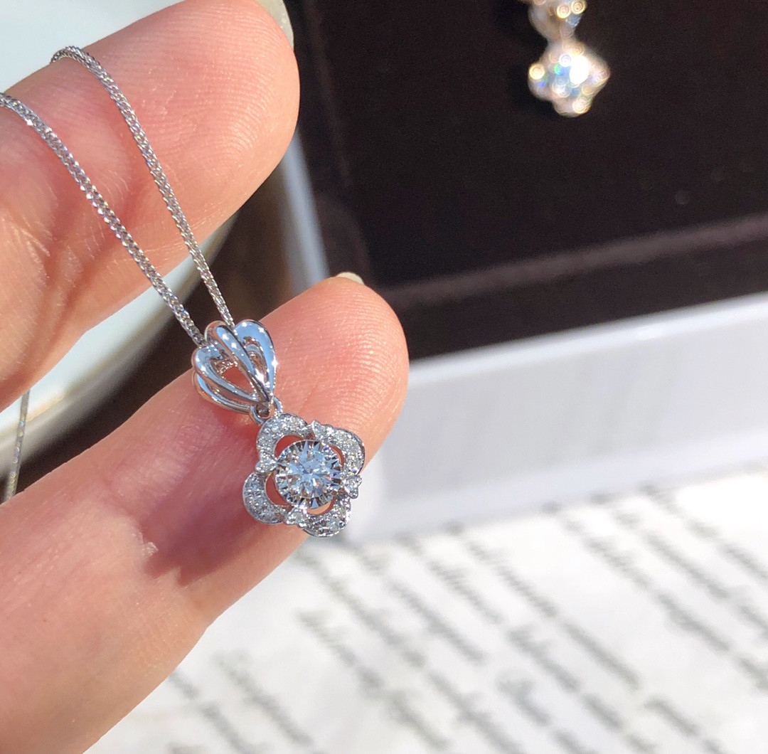 日本でも代理店 天然ダイヤモンド付きペンダントk18 ネックレス