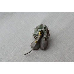 【布花】小さな紫陽花のコサージュ（ヴィンテージグリーン） 9枚目の画像