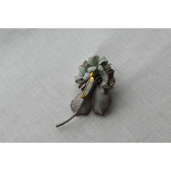 【布花】小さな紫陽花のコサージュ（ヴィンテージグリーン） 9枚目の画像
