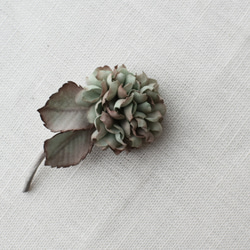 【布花】小さな紫陽花のコサージュ（ヴィンテージグリーン） 6枚目の画像