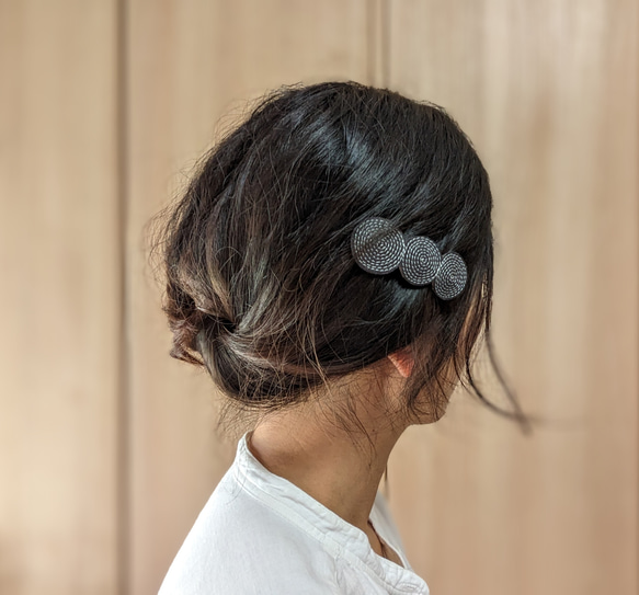 ◇刺繍レザーヘアバレッタ『ぐるぐる』◇※「水色／黒」を選択して下さい。 2枚目の画像