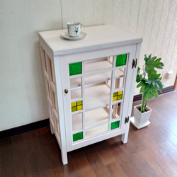 ステンドグラス入り扉のキャビネット ナチュラル色 食器棚 飾り棚 高さ