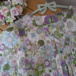 現品限り　リバティスモールスザンナ　Wガーゼ　前タックふっくら袖のワンピース　綿100%　後開き付き　花の形の貝ボタン 9枚目の画像