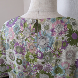 現品限り　リバティスモールスザンナ　Wガーゼ　前タックふっくら袖のワンピース　綿100%　後開き付き　花の形の貝ボタン 8枚目の画像