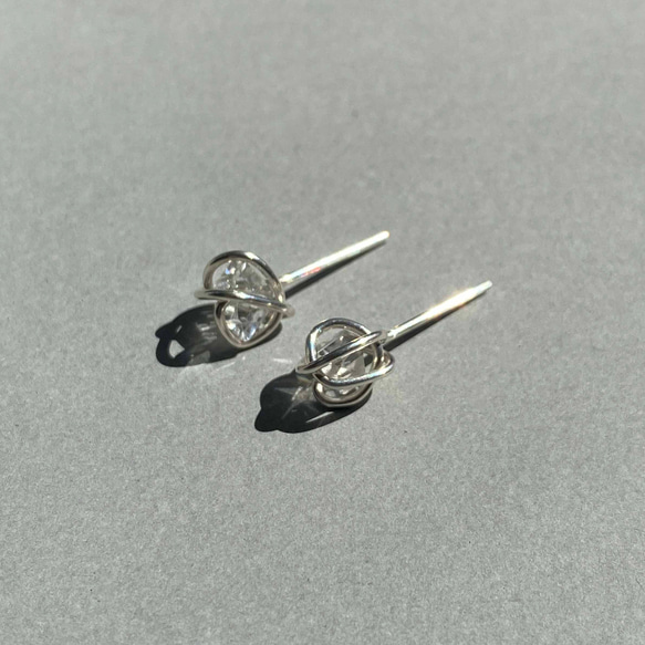 金屬纏繞水晶造型耳針 第2張的照片