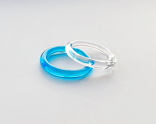 アシンメトリック 青と透明のリング 重ねづけもカワイイ！ わずか1gの細身・軽やかリング シンプル