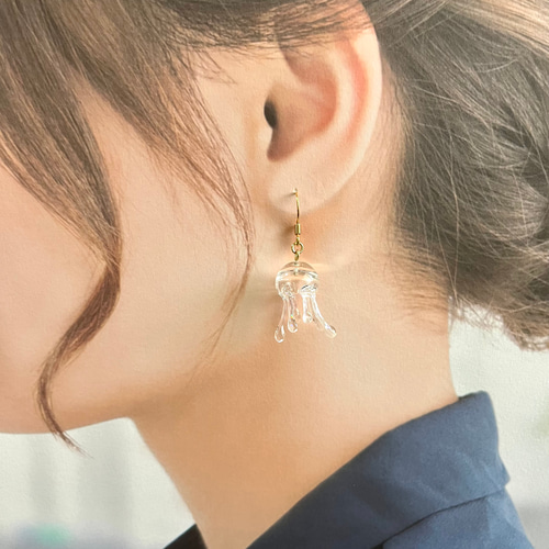再販】オーロラ足のくらげピアス ピアス（フック・チェーン