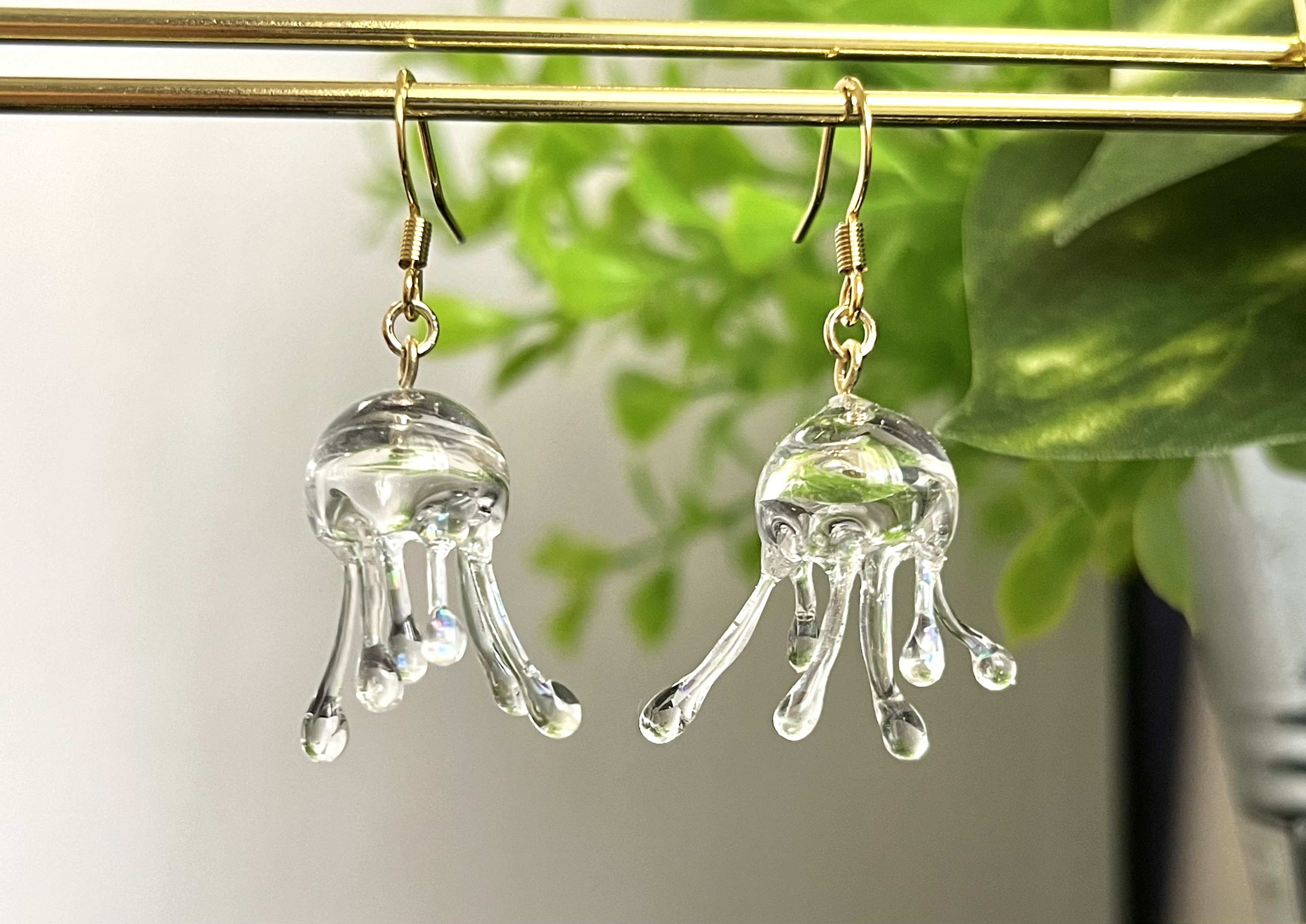 再販】オーロラ足のくらげピアス ピアス（フック・チェーン