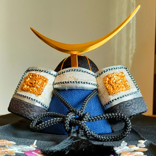 送料無料】木目込み細工 伊達兜（刺繍敷布付き） 五月人形・こいのぼり