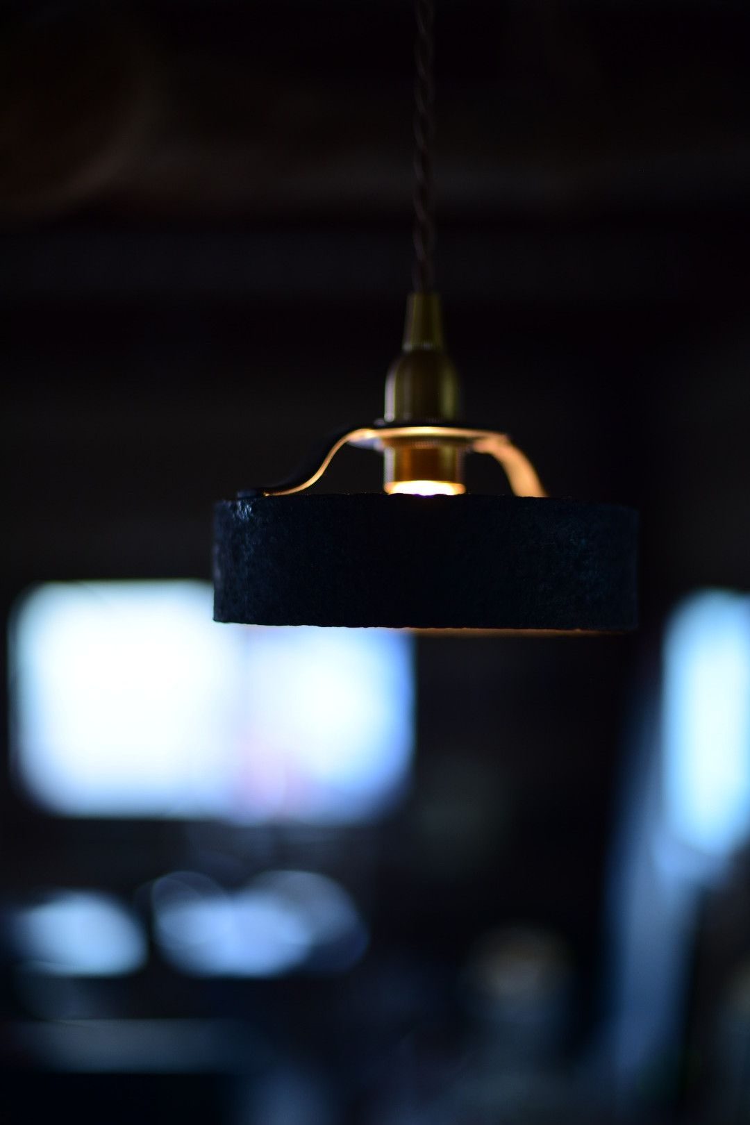 経年美化を愉しむ　鉄のペンダントライト　鍛forgeworks 　　照明