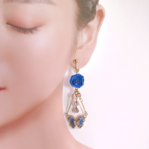 大輪の薔薇と蝶のシャンデリア ピアス・イヤリング(ブルー) イヤリング 