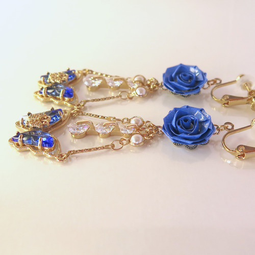 大輪の薔薇と蝶のシャンデリア ピアス・イヤリング(ブルー) イヤリング 