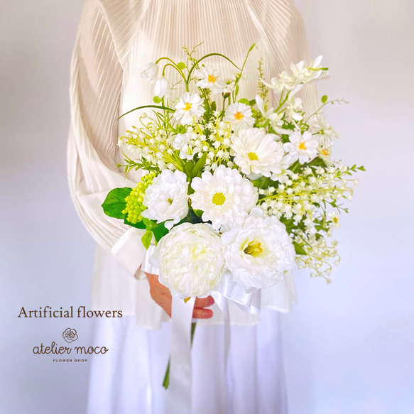 すずらんホワイトのナチュラル クラッチブーケ（アーティフィシャルフラワー・造花・ウェディング・結婚式・前撮り・フォト 2枚目の画像