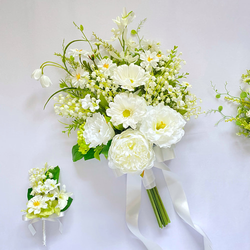 受注再販】すずらんホワイトのナチュラル クラッチブーケ（アーティ