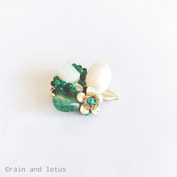天然石ブローチ　白蝶貝とグリーンアベンチェリン　ブローチピンタイプ 2枚目の画像