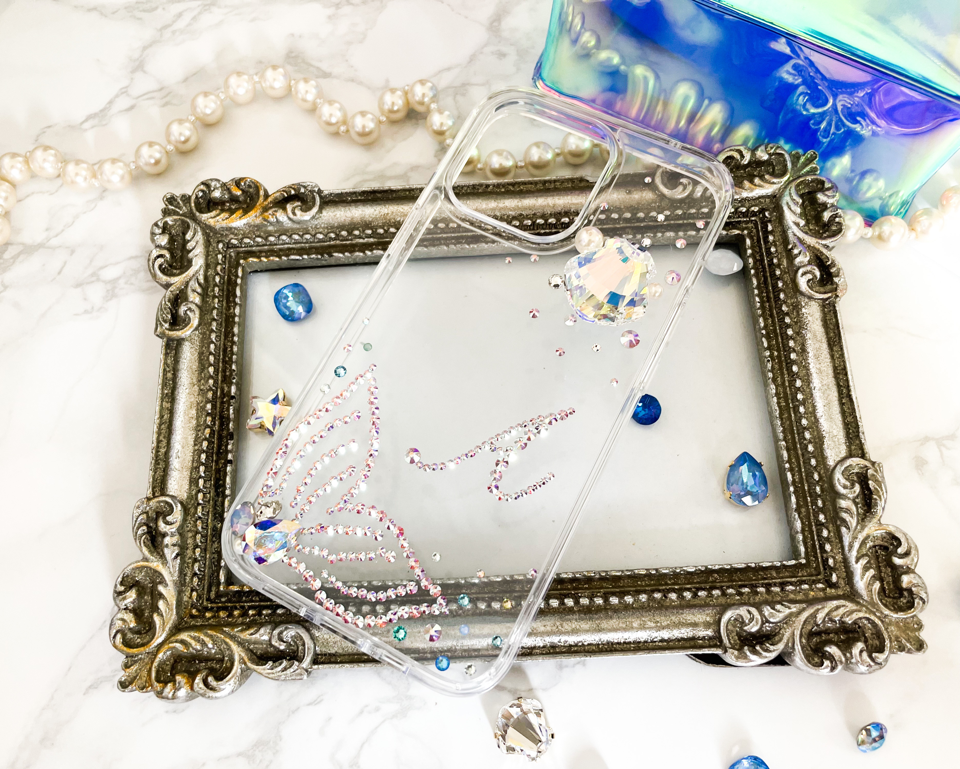 イニシャルマーメイドテイル オーロラシェル 貝殻iPhone16pro,15,14,13,12他 スワロフスキー デコ