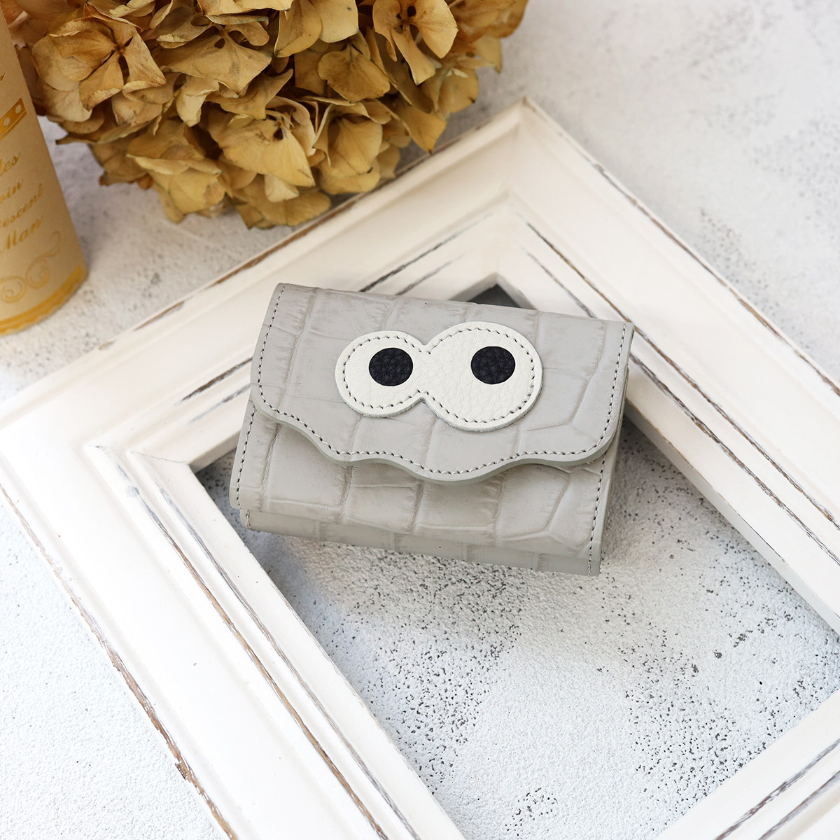 【クロコ型アイスグレー/キョロメミニウォレット】思わず誰かに見せたくなる/ミニマムで大人カワイイコンパクト三つ折り財布