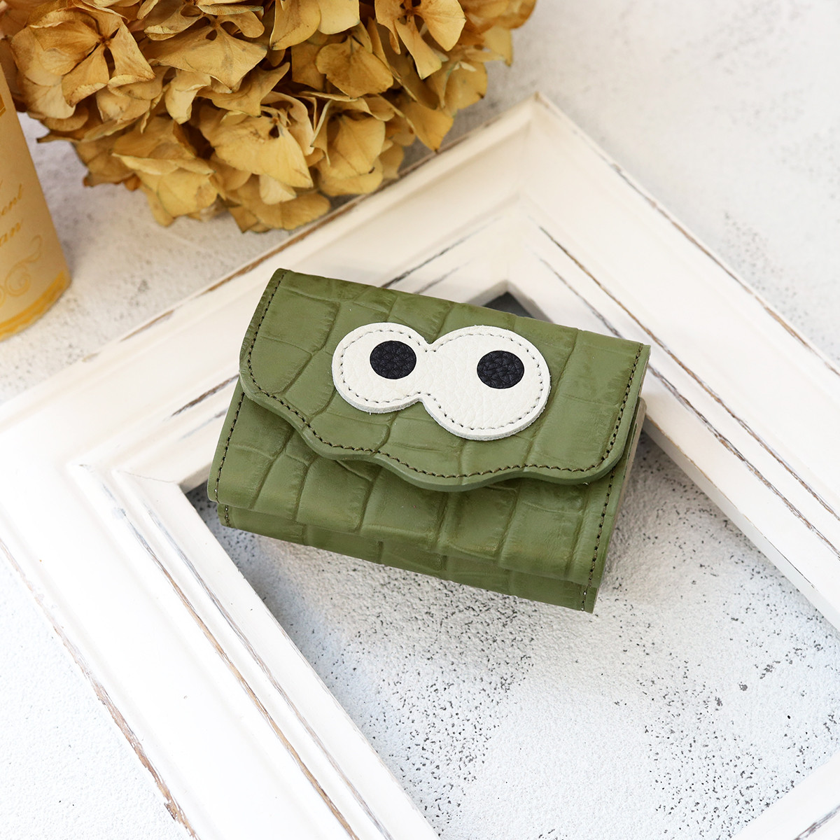 【クロコ型カーキ/キョロメミニウォレット】思わず誰かに見せたくなる/ミニマムで大人カワイイコンパクト三つ折り財布 10,530円