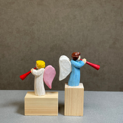 角笛 を吹く 天使 ( 藍+白  2つのセット 販売 )木彫り，彫刻，天然木，置物 2枚目の画像
