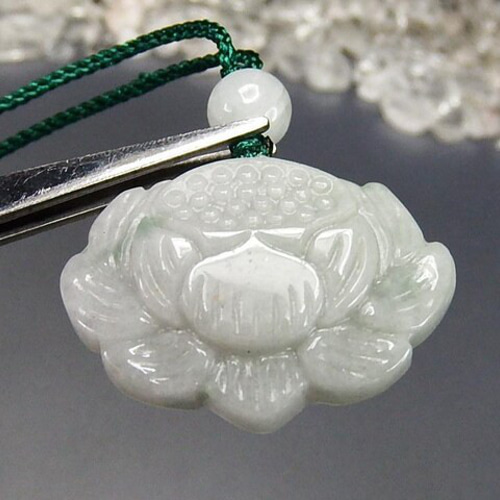 レア翡翠蓮の花彫りひすいジェダイト天然石ペンダント緑紐ネックレス