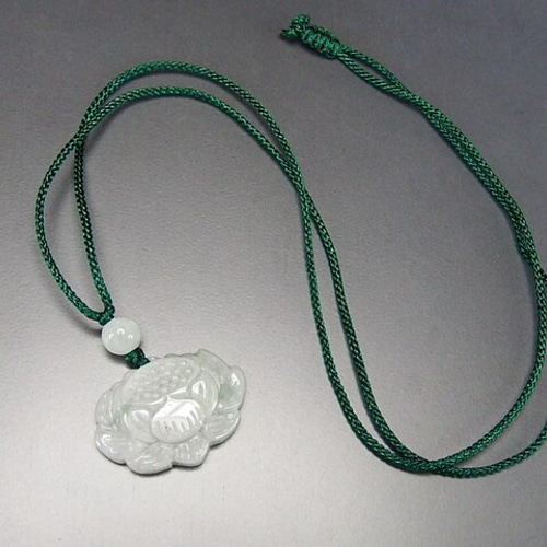 レア翡翠蓮の花彫りひすいジェダイト天然石ペンダント緑紐ネックレス