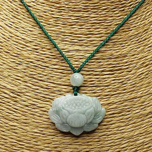 レア翡翠蓮の花彫りひすいジェダイト天然石ペンダント緑紐ネックレス