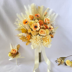 クリームカラーのクラシカル クラッチブーケ（アーティフィシャルフラワー・造花・ウェディング・結婚式・前撮り・フォト） 2枚目の画像