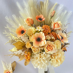 クリームカラーのクラシカル クラッチブーケ（アーティフィシャルフラワー・造花・ウェディング・結婚式・前撮り・フォト） 7枚目の画像