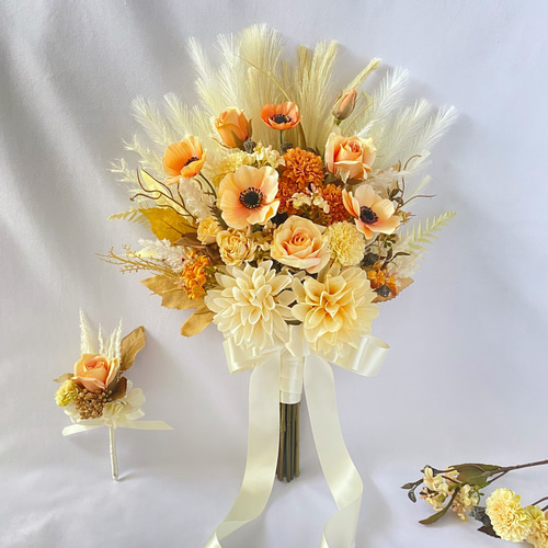 クリームカラーのクラシカル クラッチブーケ（アーティフィシャル