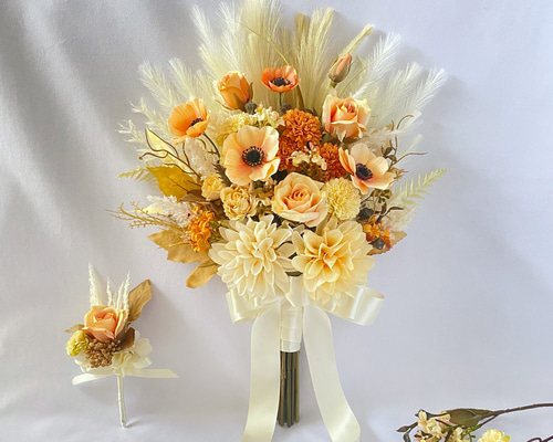 クリームカラーのクラシカル クラッチブーケ（アーティフィシャル
