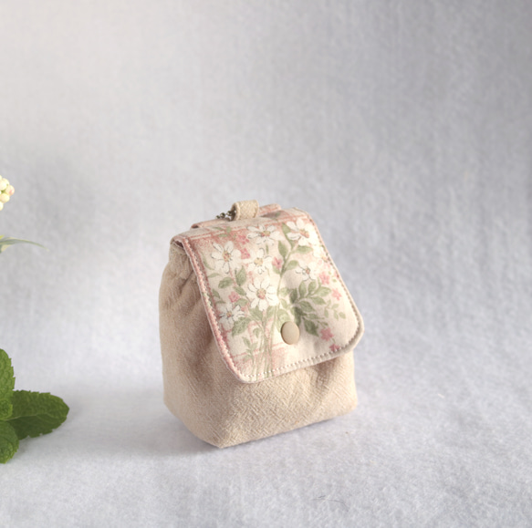 バッグにつけられるリュック型のミニミニポーチ《ピンクのお花》 1枚目の画像