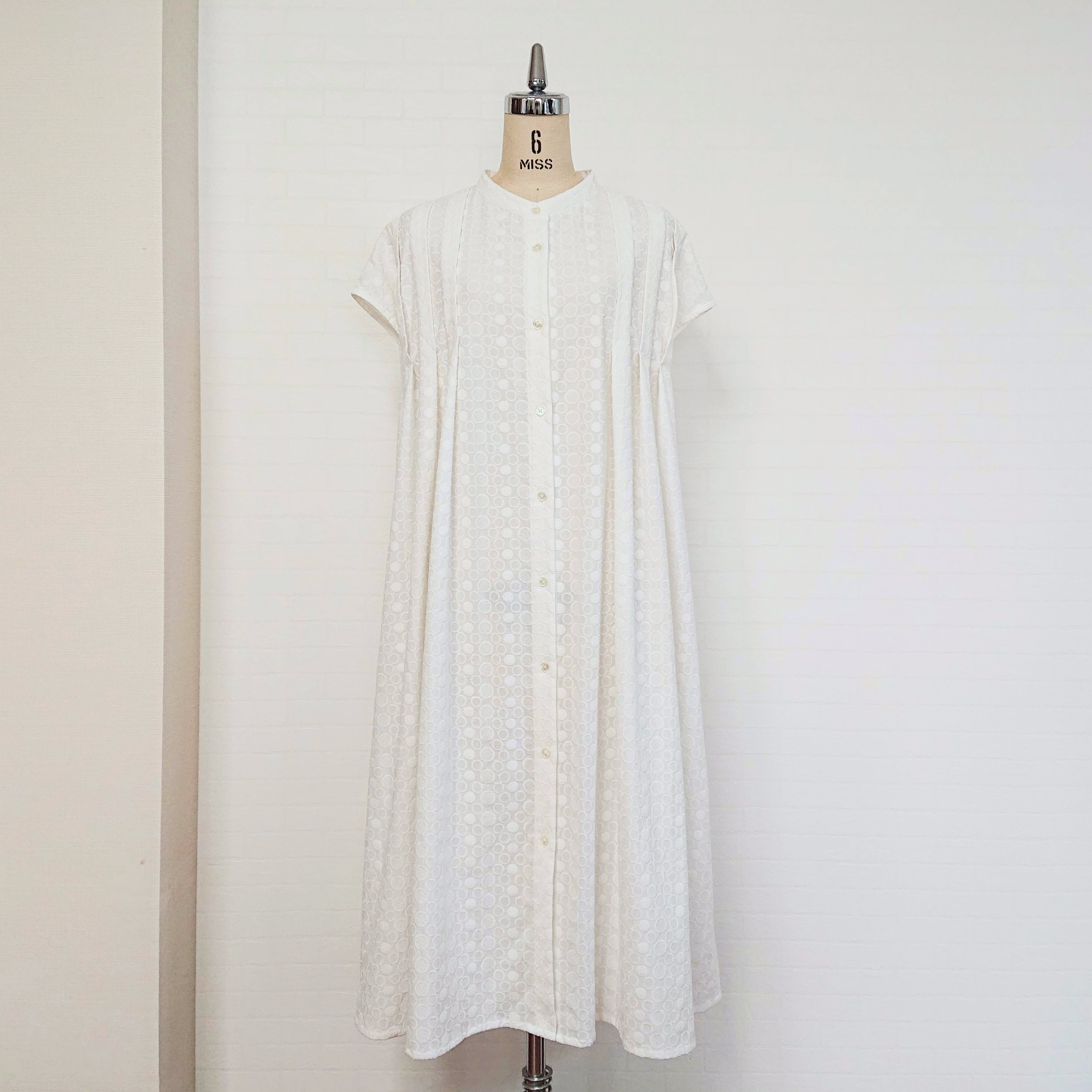 【20%OFF!】ドット刺繍のふんわり幅広タック・ワンピース