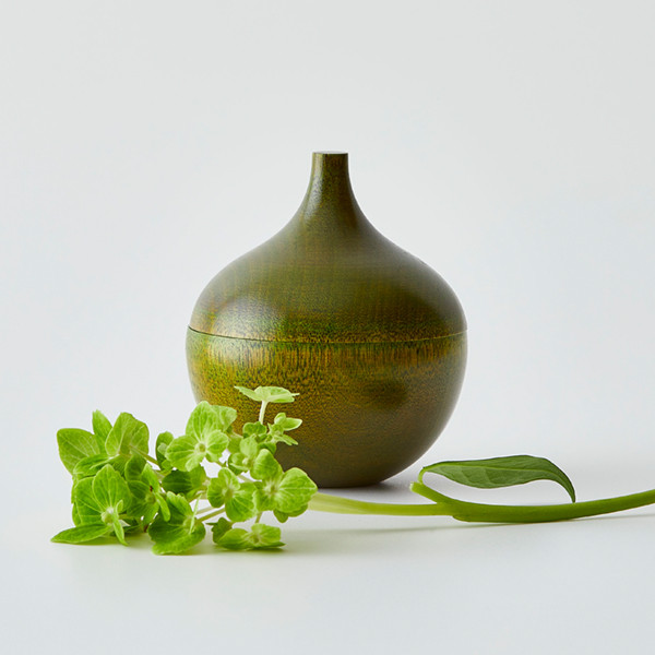 球根　オリーブ　　-花が開くように少しずつ色づいていく植物のような漆器-